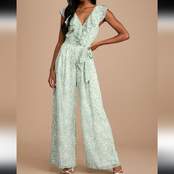 Lulus Vacay Vibes Sage Geen Ruffled Wideleg Jumpsuit SZ.10 NWT - Picture 1 of 11